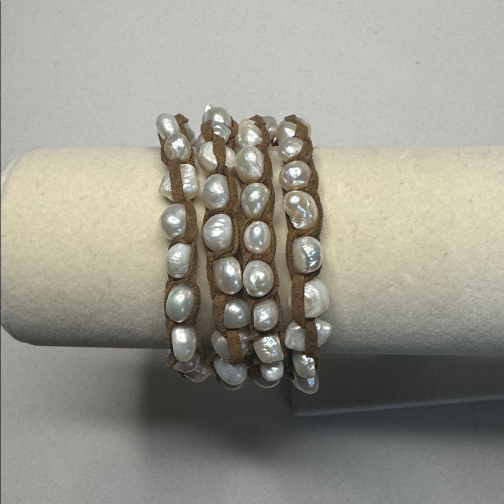 Elegant Pearl and Brown Beaded Bracelet - Picture 4 of 14